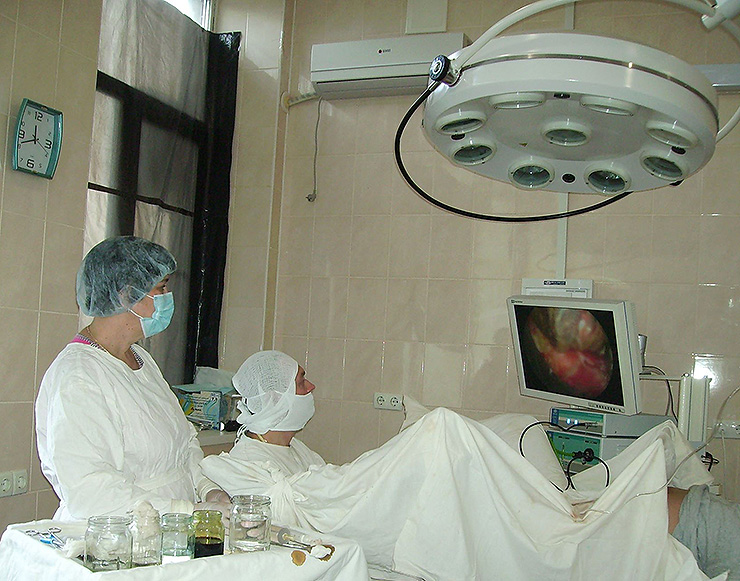 На озброєнні в лікарів лапароскопічна стійка в операційній. Фото автора